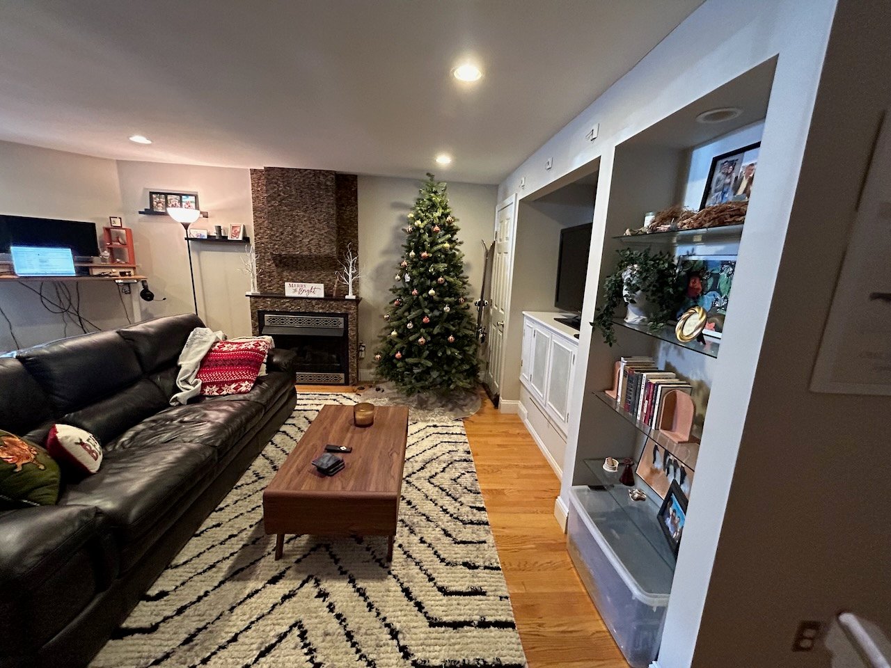 Warren Avenue - Private Entry 1 bed 1 bath w/ Laundry - Pets Negotiable! AVAILABLE MAY 1