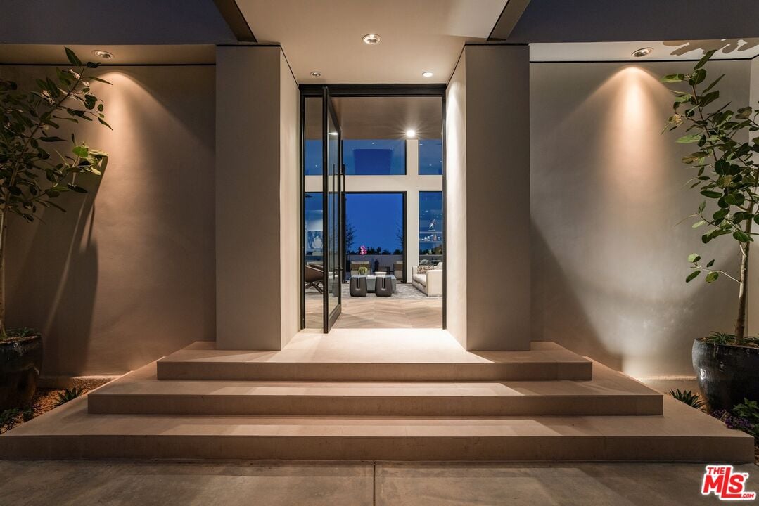 Monarch Crest, Sierra Mar Pl, 90069