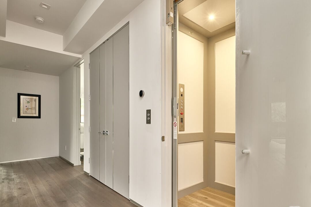 N Bowling Green Way, 90049