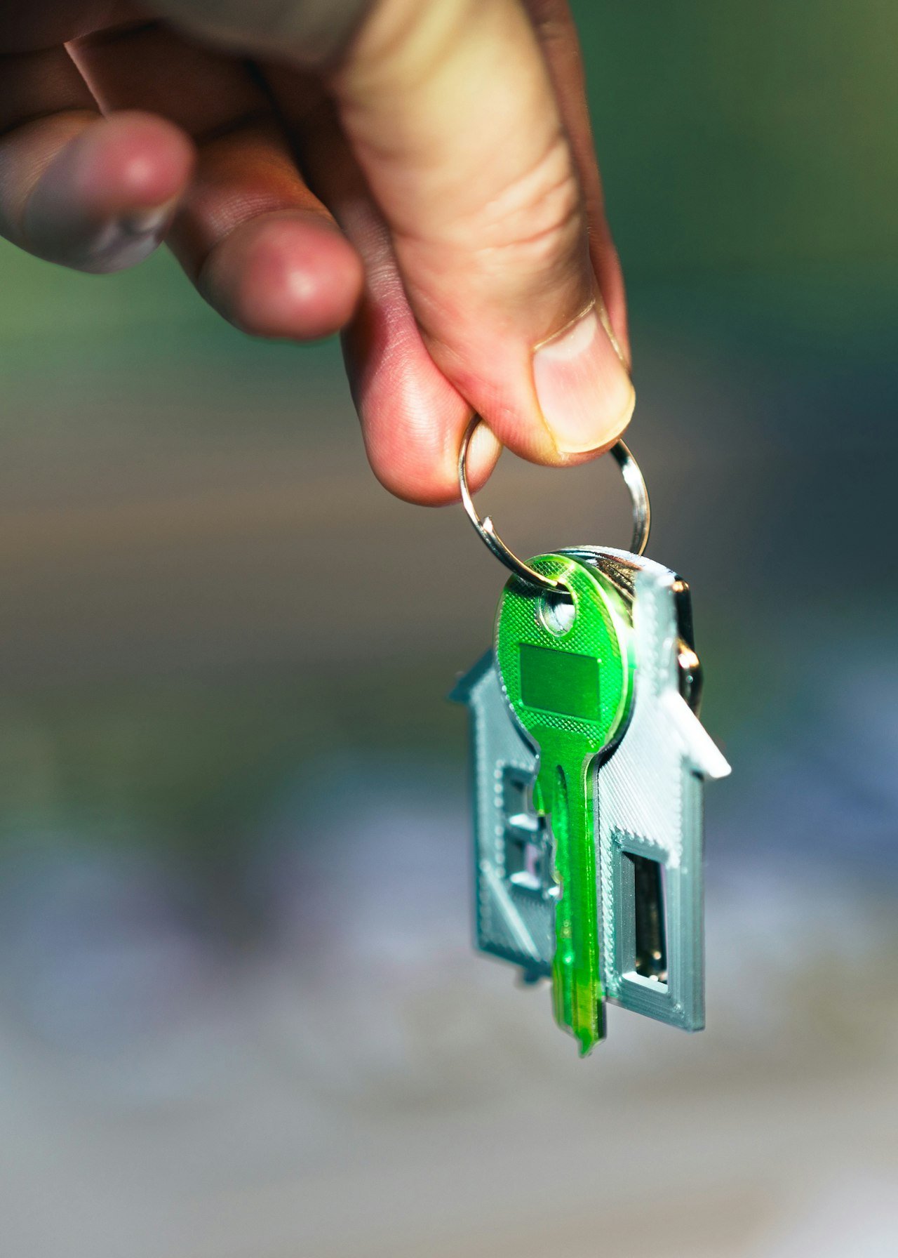 Buyers Agent La Crosse WI turning over keys to a new home