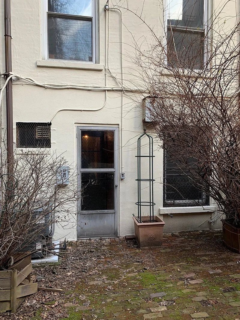 216 E 50th St