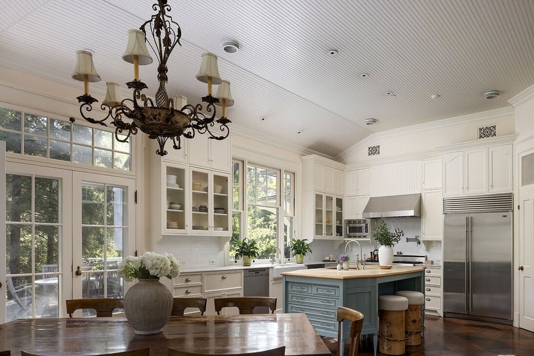 Mandeville Canyon Rd, 90049