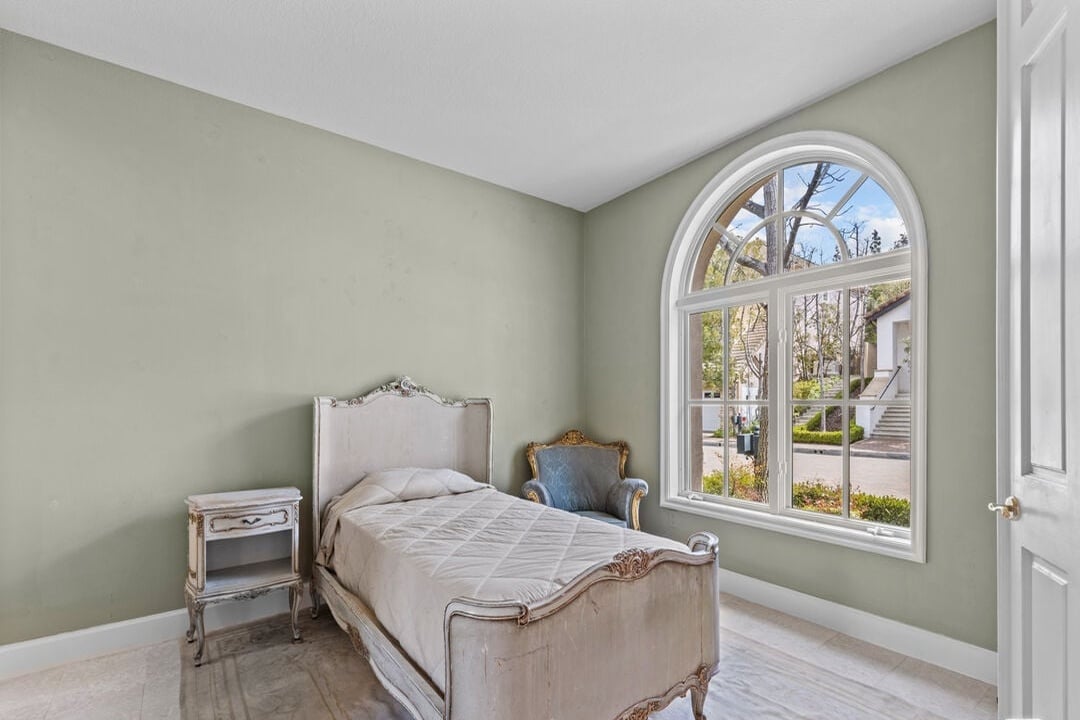 Buckingham Ln, 90077