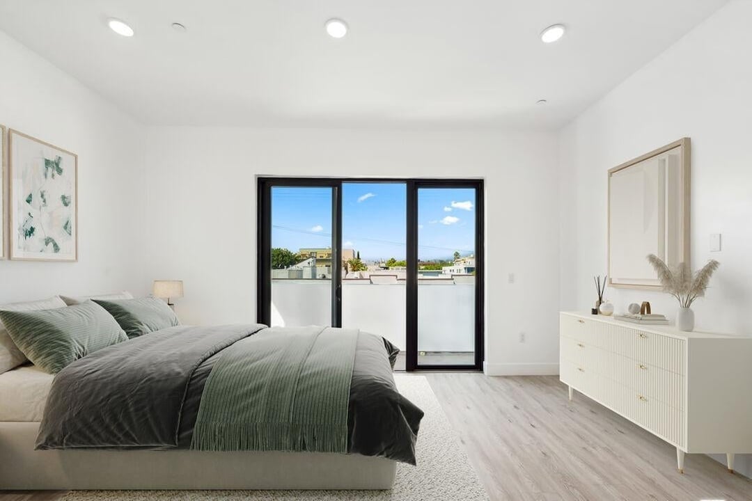 137 N Doheny Dr Unit: 3