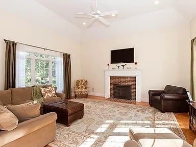 4 Warren Dr