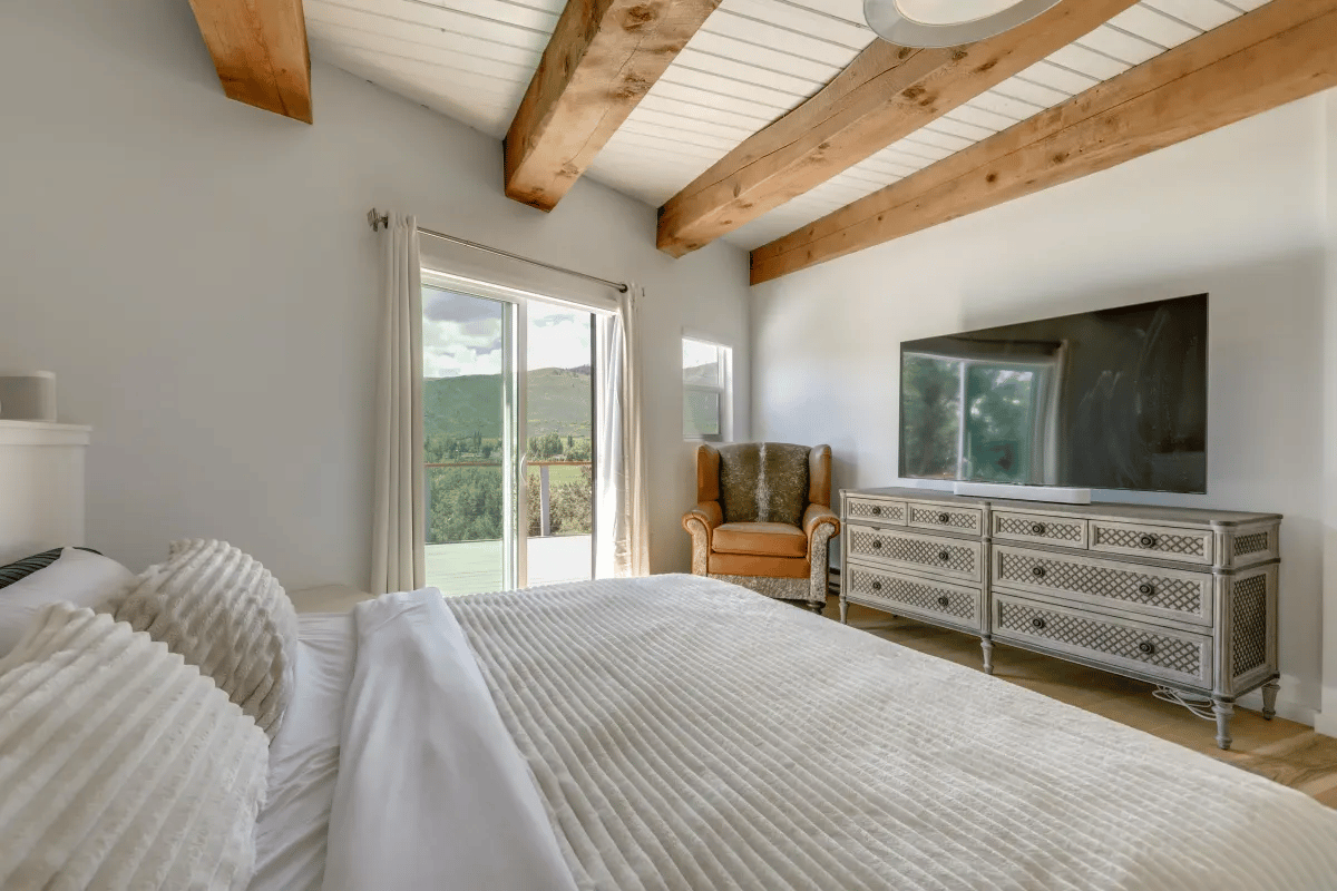 Spacious Mountain Retreat Nestled in Nature