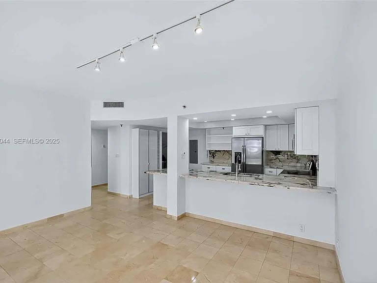 520 Brickell Key Dr #A604