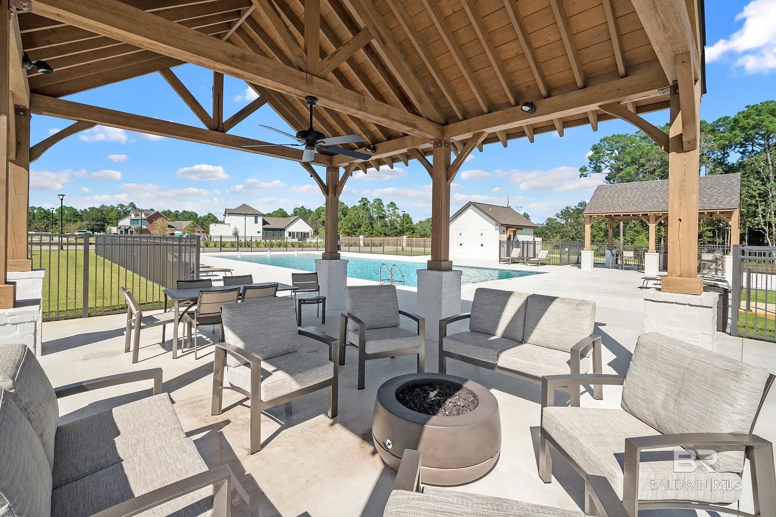 902 Inlet Cir