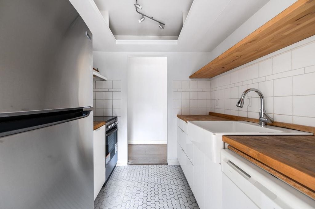 2215 Dundas St, #207