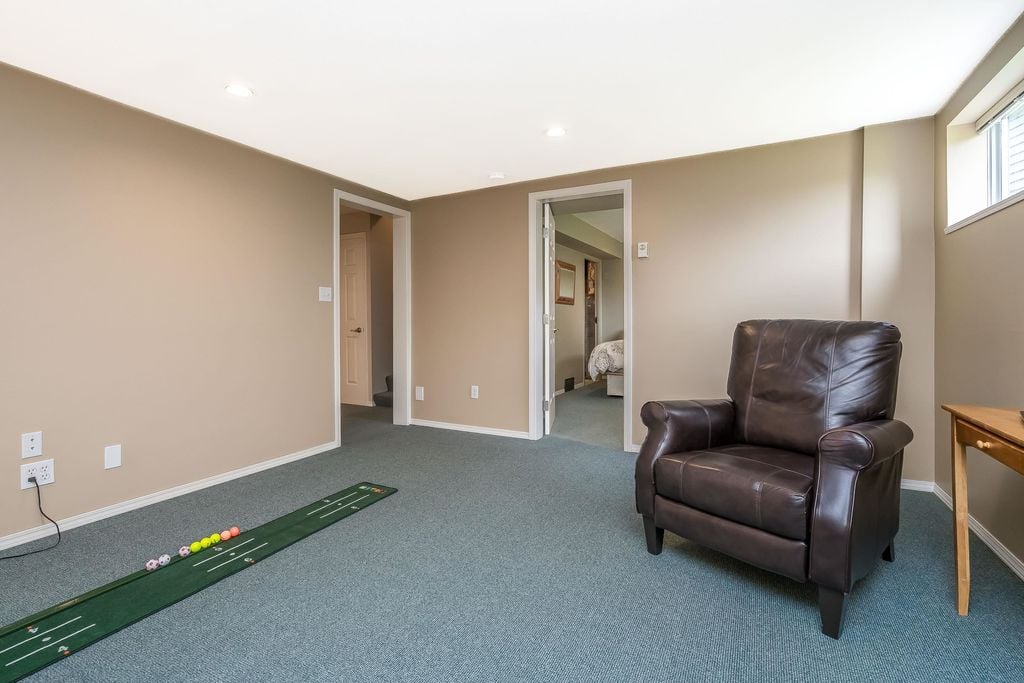 24 Ravine Dr