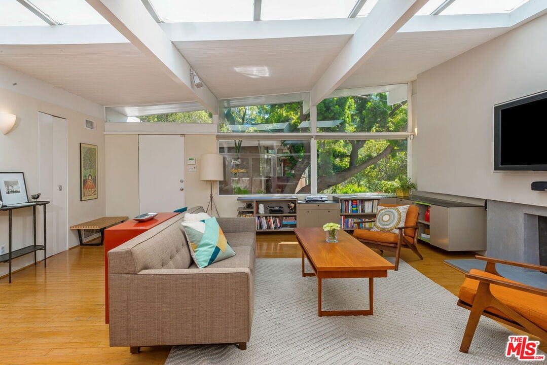 7979 Willow Glen Rd