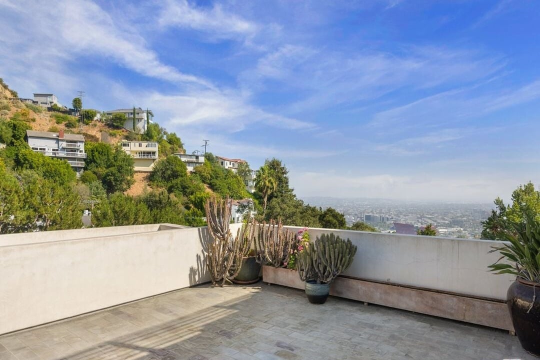 Aria Manor, Sunset Plaza Dr, 90069