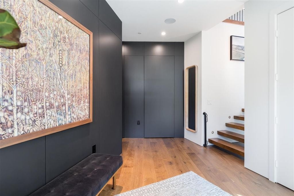4385 Locarno Cres