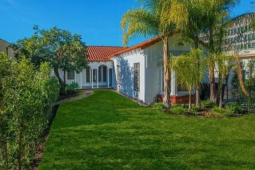 6228 San Vicente Blvd