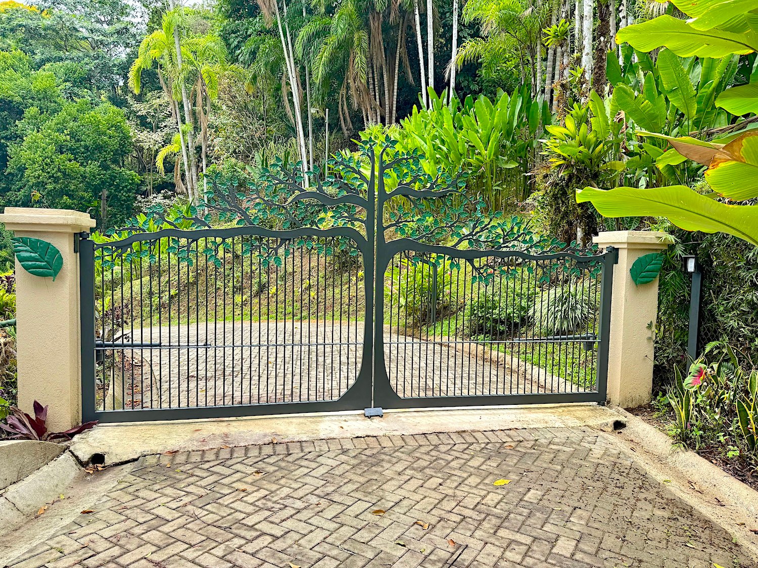 CASA ORQUIDEA – LUXURY HOME WITH OCEAN VIEWS IN GATED COMMUNITY
