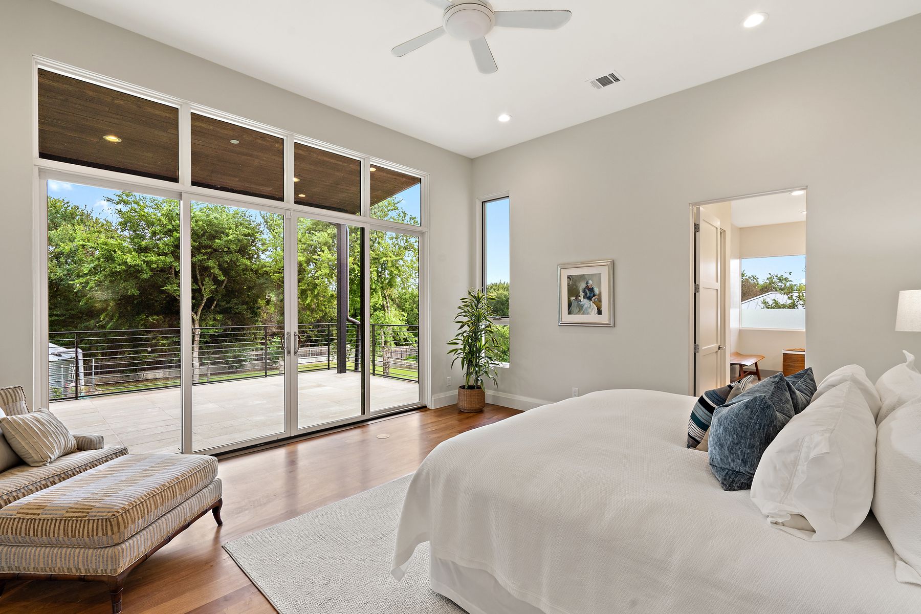 Las Lomas Contemporary