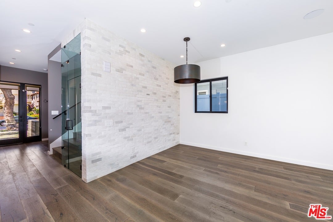 2546 Wellesley Ave
