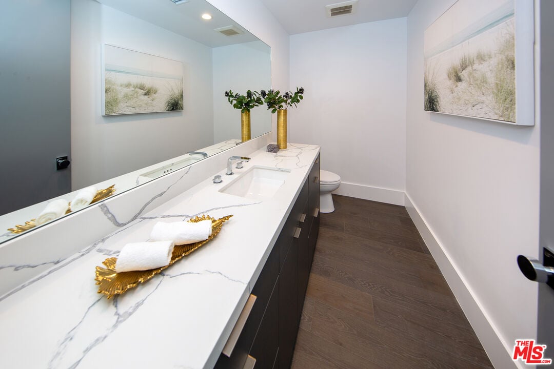 S Sherbourne Dr, 90035