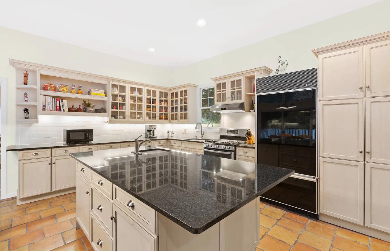 44 Longwoods Ln