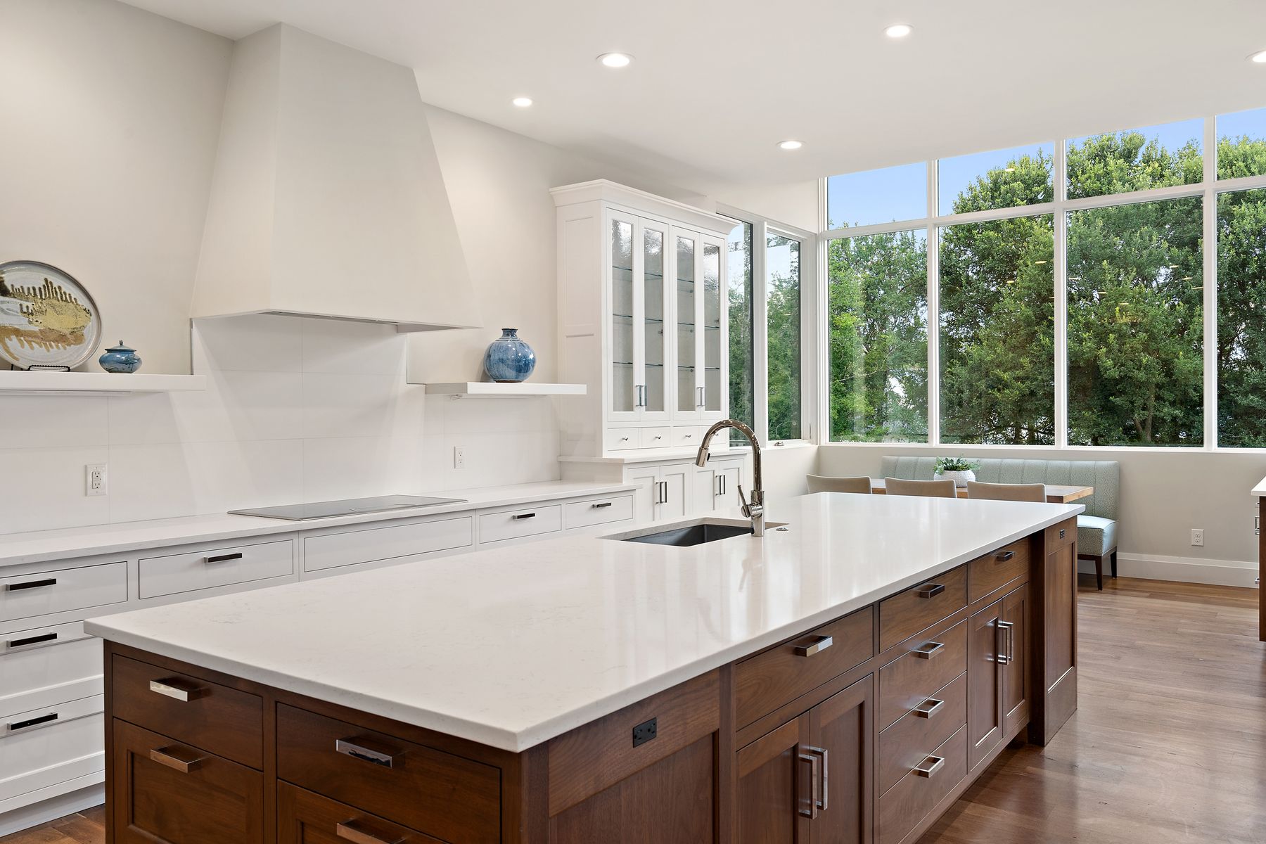 Las Lomas Contemporary