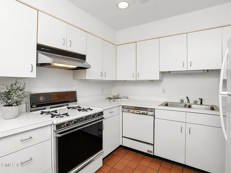 636 Steamboat Rd #1D