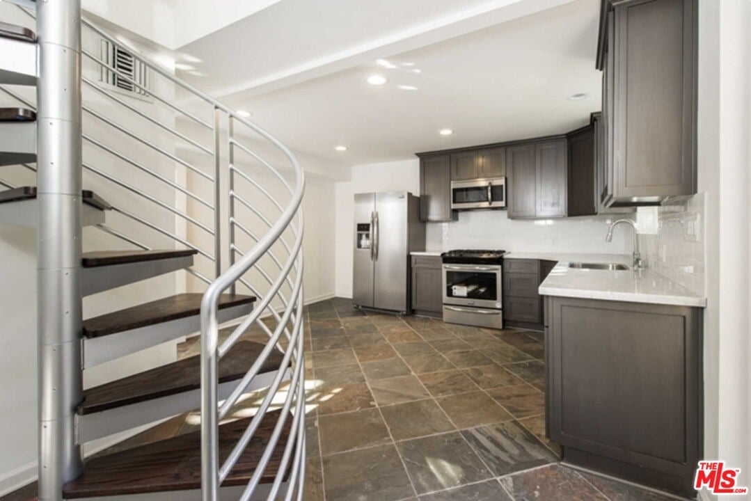 848 N La Jolla Ave