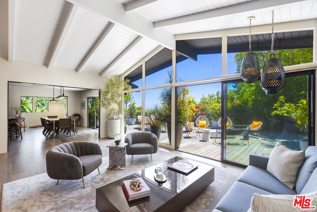 Halo Crest, Queens Rd, 90069