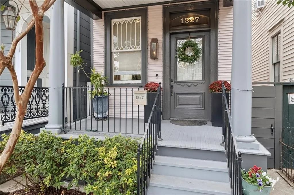 1227 Annunciation St