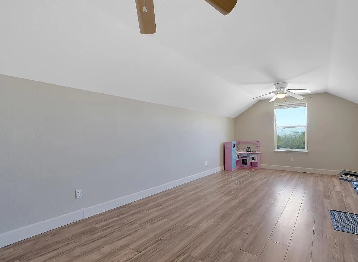 3221 Crestview Dr
