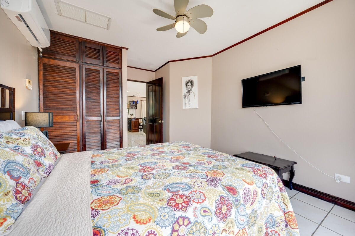 Flamingo Marina Real 11 – Move-in Ready Condo Steps from Flamingo Beach   