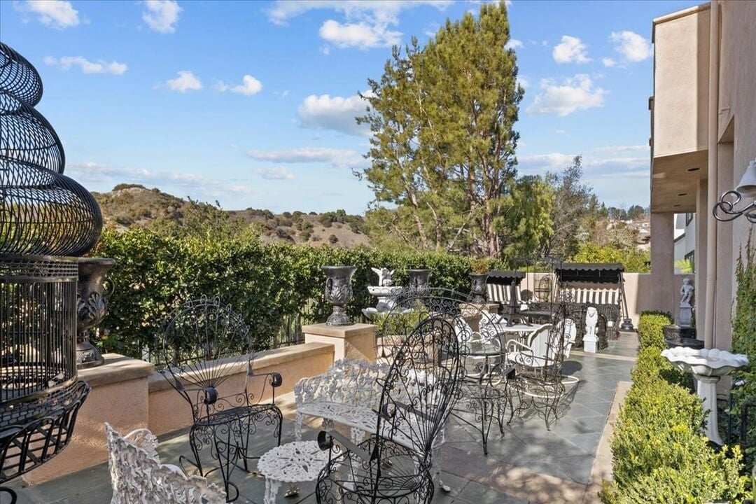 Buckingham Ln, 90077