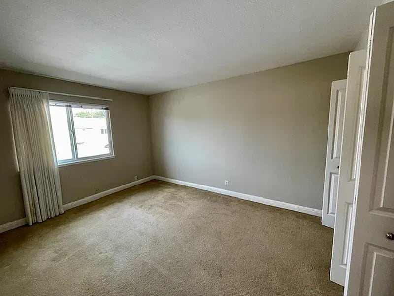  2 Comstock Queen Ct
