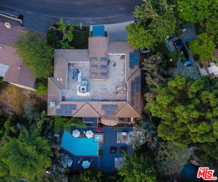 Solaris Manor, N Knoll Dr, 90068