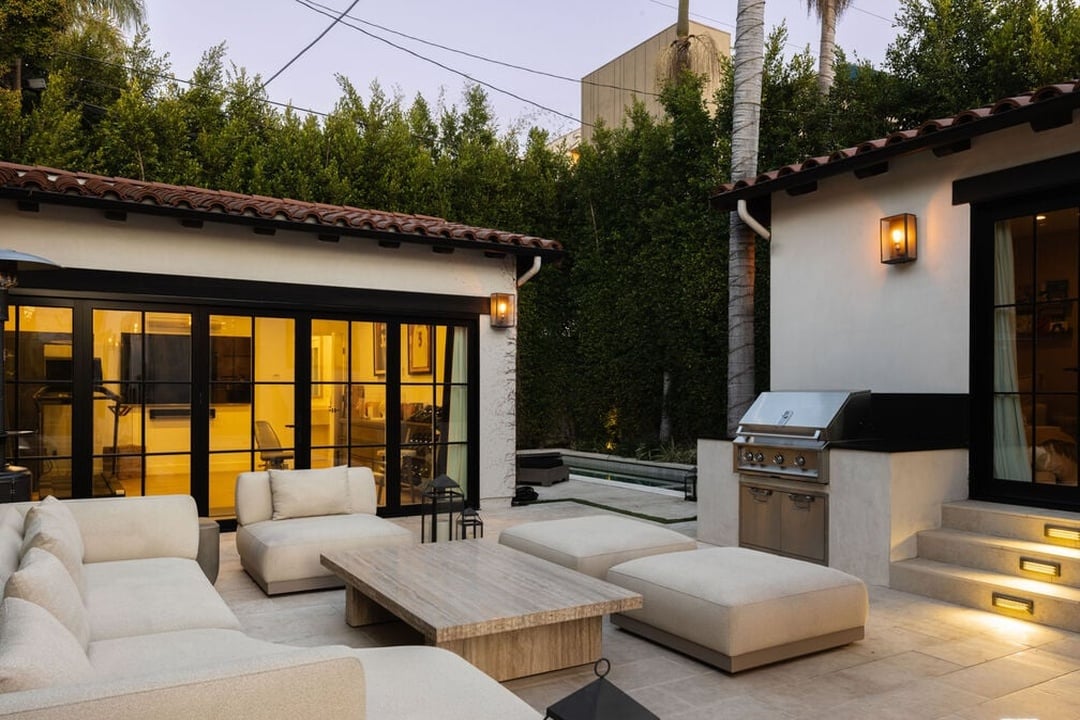 Solaris Pavilion, Westbourne Dr, 90048