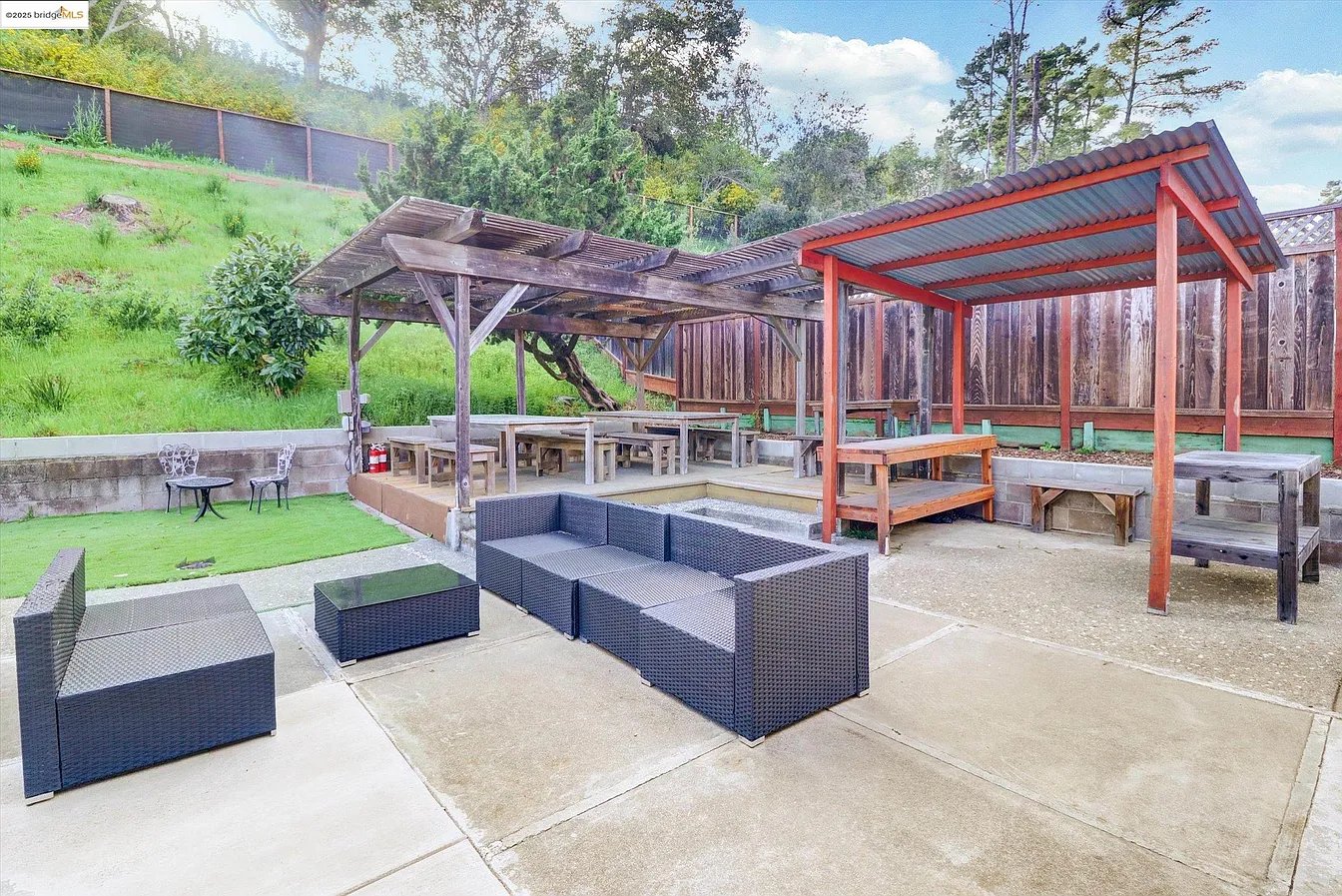 8153 Surrey Ln