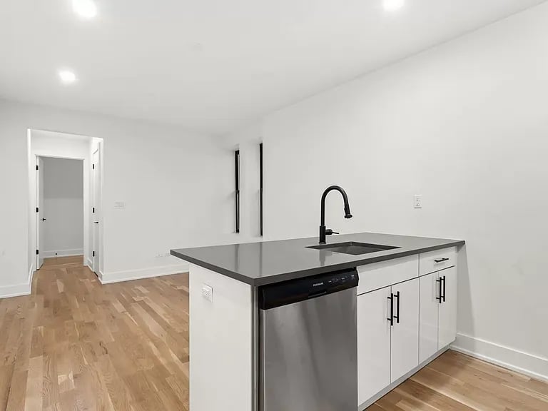 32-86 33rd St, #F8