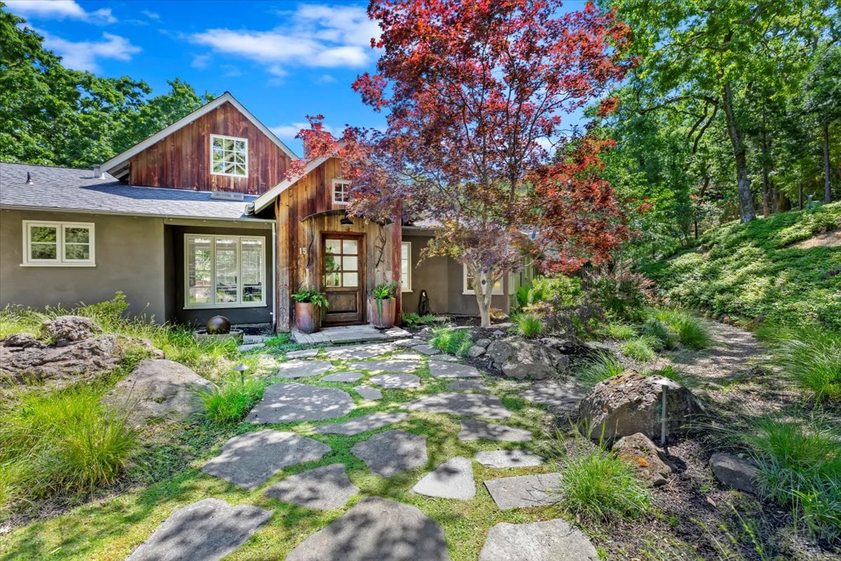 15 Cascade Ln