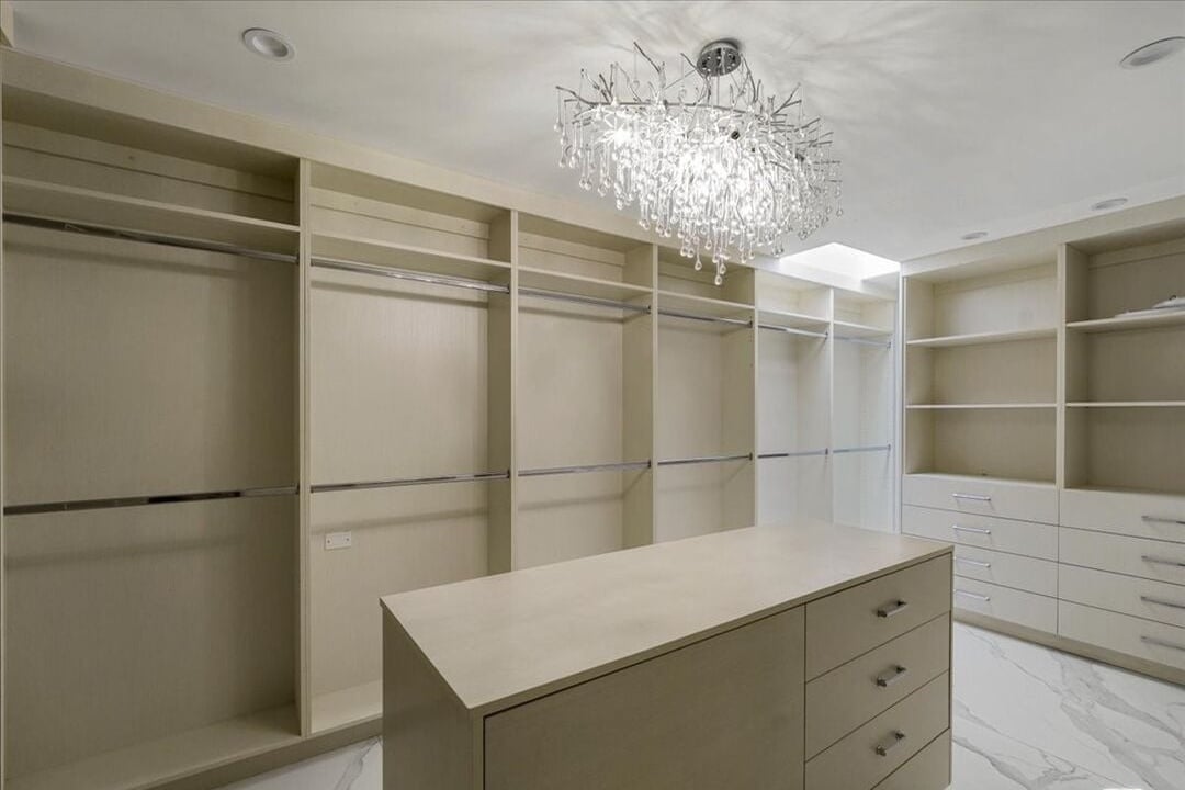 Northstar Manor, N Alta Dr, 90210