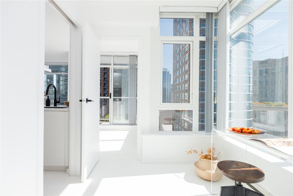 480 Robson St, #1405