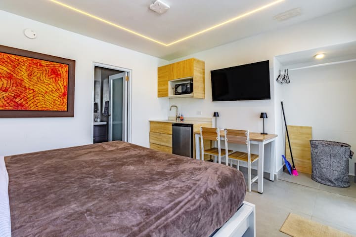 Beach House Apt 8 • King Studio w/ Kitchenette - Airbnb