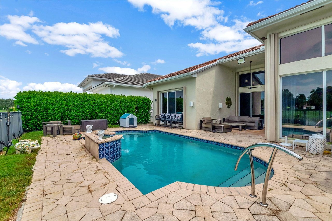 4137 NW Briarcliff Cir