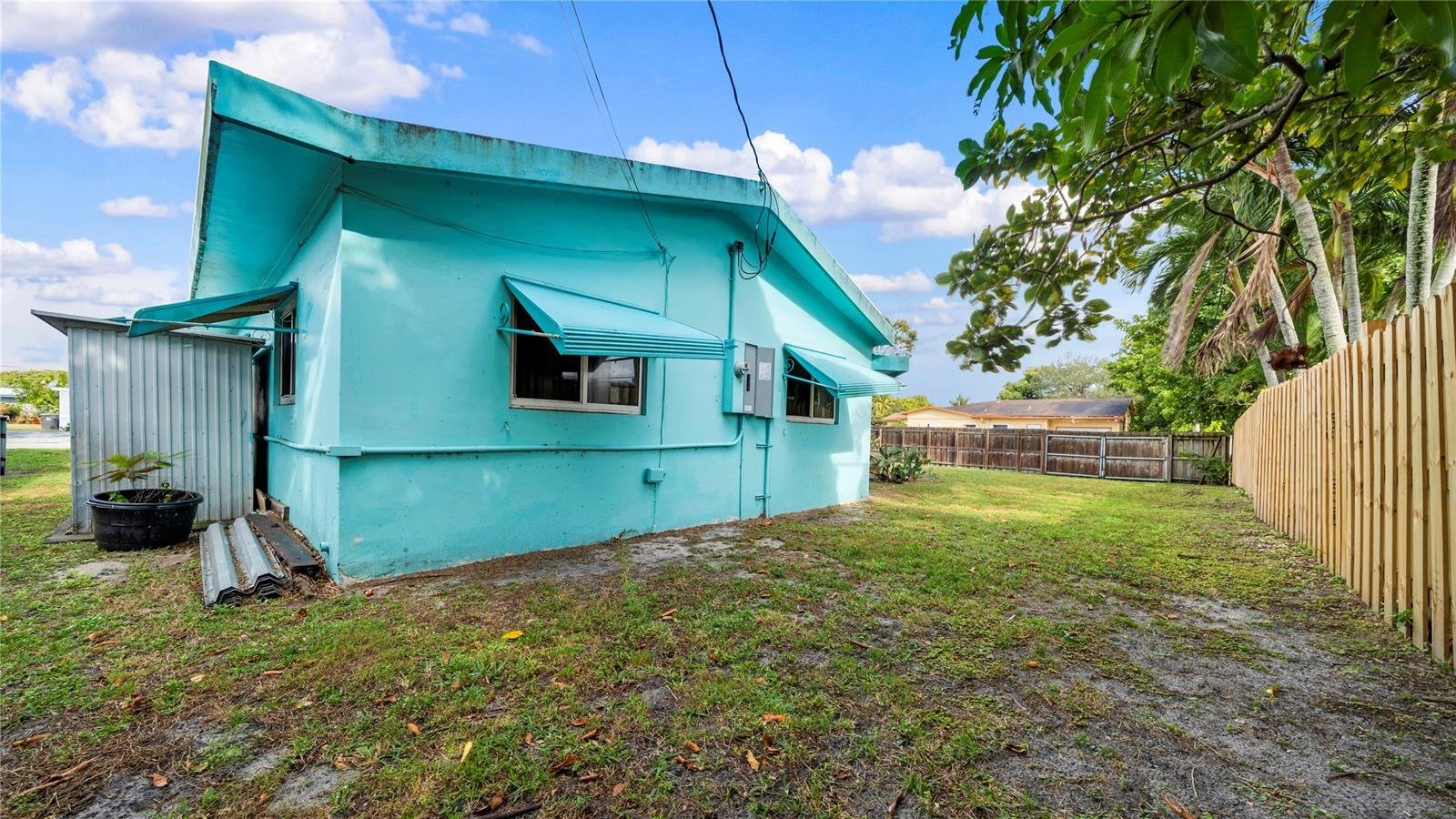 3700 NW 25th St