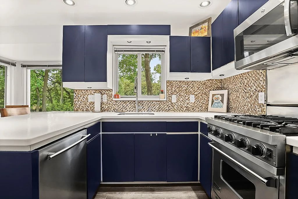 6 Mohegan Ln