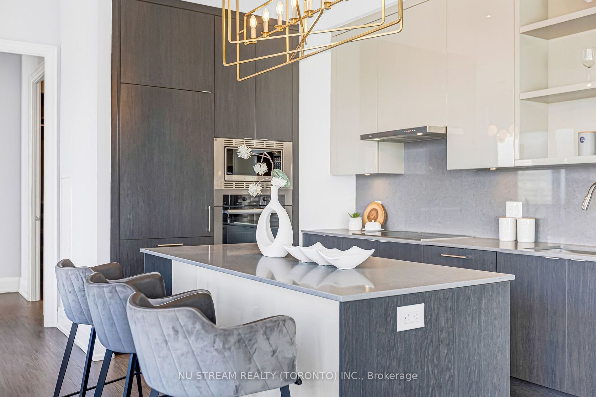 ICONIC LIVING AT 100 HARBOUR ST