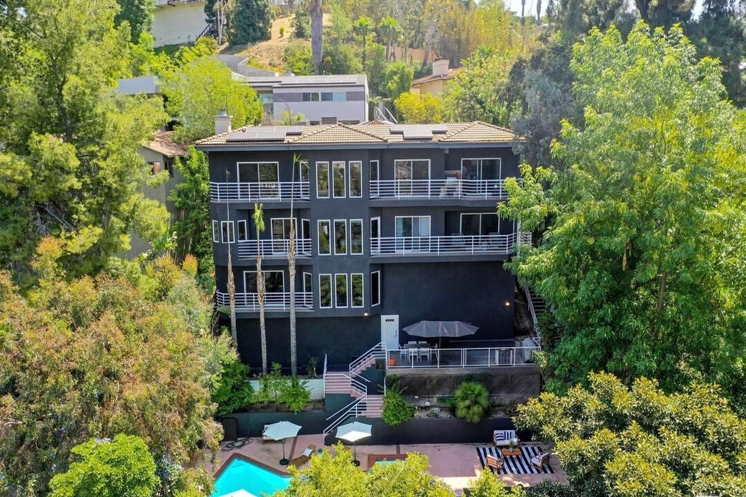 Solaris Manor, N Knoll Dr, 90068