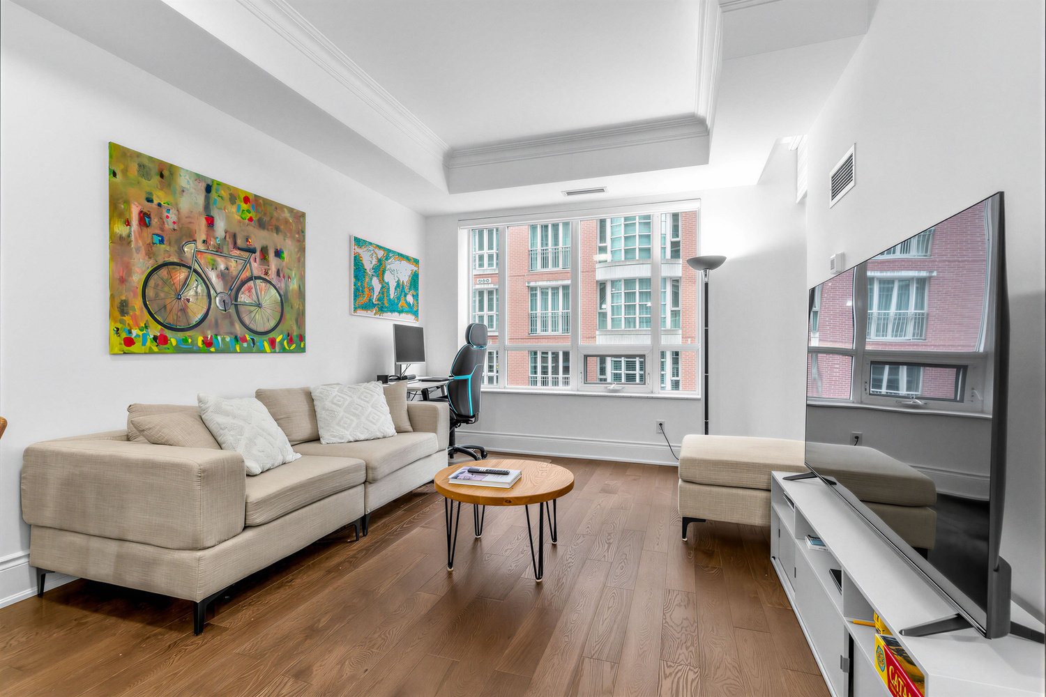 Leased: Beautifully Appointed 1-Bedroom Suite