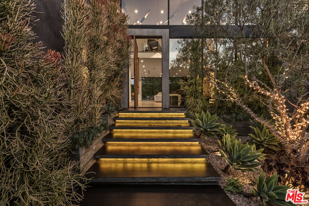 Aria Vista, Stradella Rd, 90077