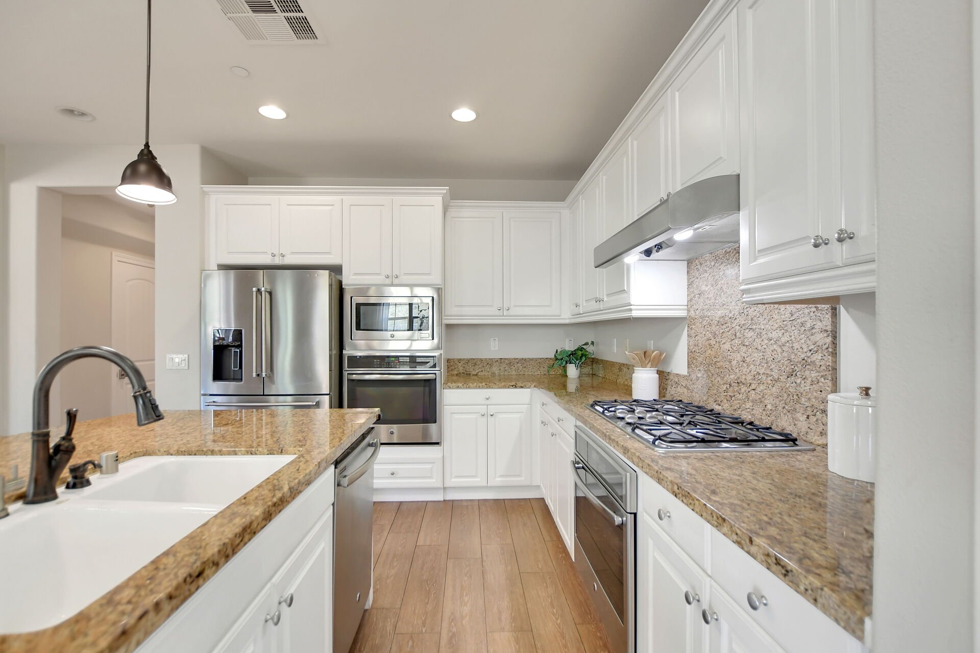 885 E Manresa