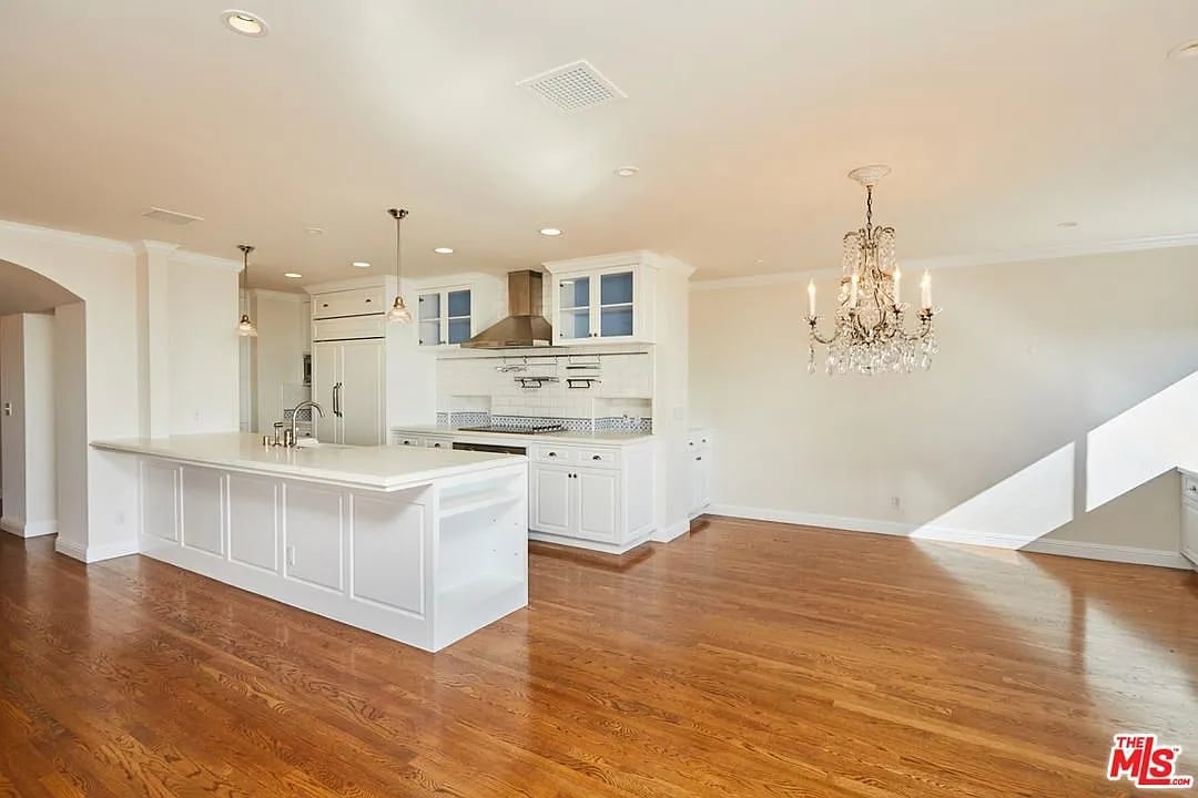 875 Comstock Ave #17D-17E