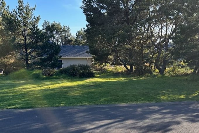 Sold in Manzanita: 910 Lakeview Dr 5100, an oversized Pacific Dunes lot near the golf course, beach, Nehalem State Park, and village, represented by Shelley Parker of Home + Sea Realty.
